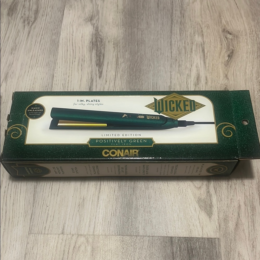 Wicked Limited Edition Positively Green Flat Iron Conair
NIB